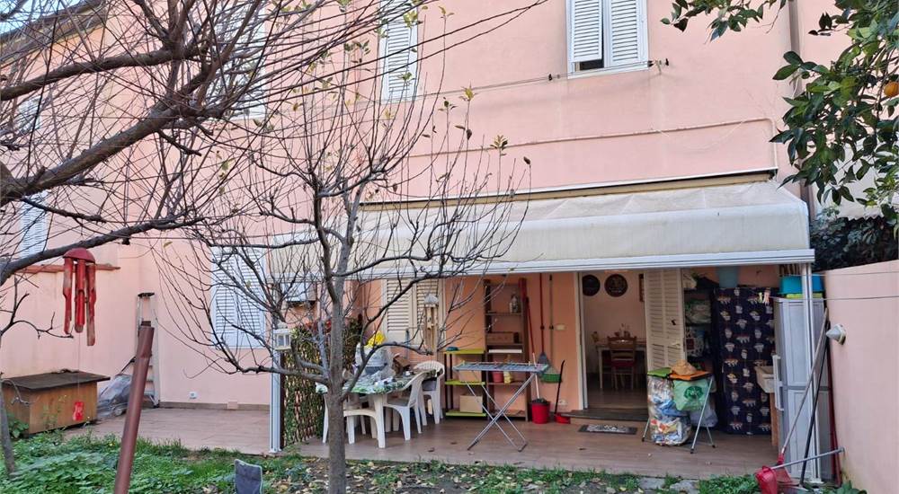 giardino sul rero con cancello sul piazzale