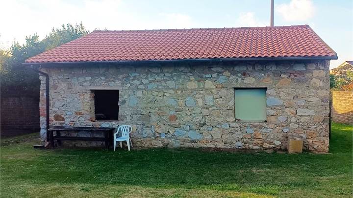 MONTENERO BASSO - VILLETTA LIBERA SU 4 LATI CON AMPIO GIARDINO